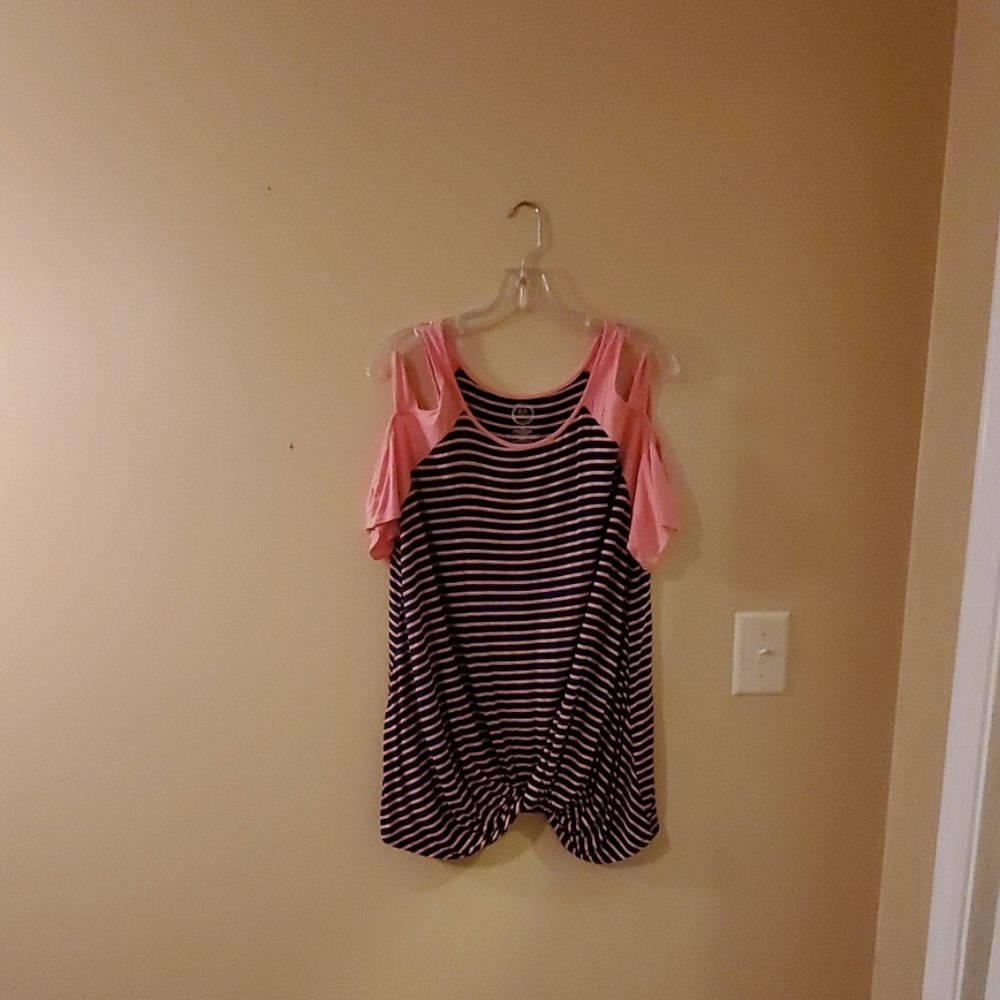 Maurices size xl knotted hem top w/cut out sleeves